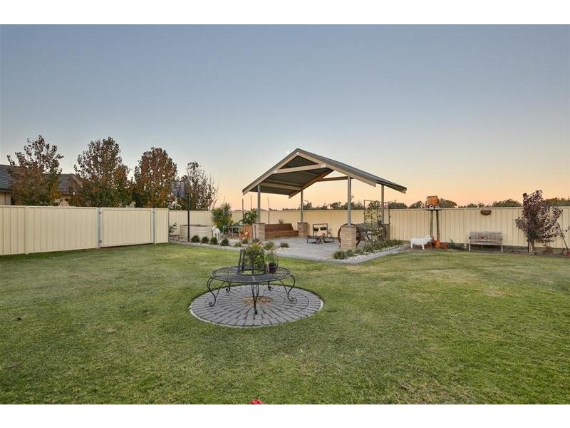 17 Carrington Drive, Irymple VIC 3498