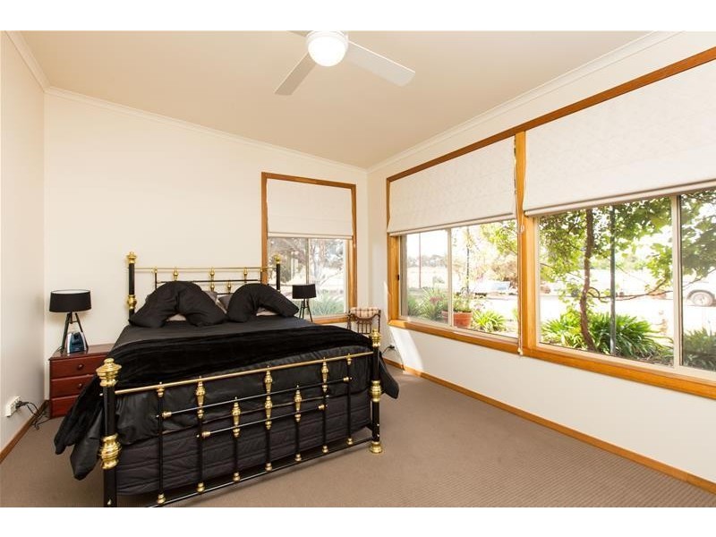 3352 Deakin Avenue, Mildura South VIC 3501