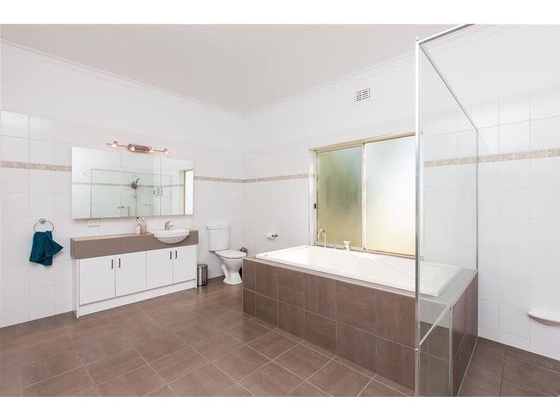 3352 Deakin Avenue, Mildura South VIC 3501