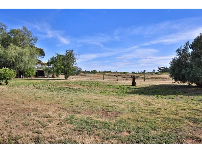 3352 Deakin Avenue, Mildura South VIC 3501