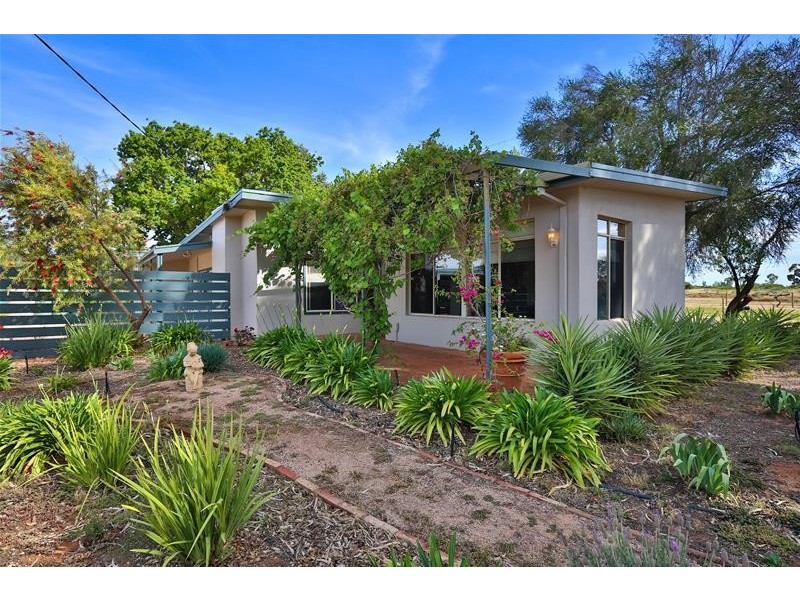 3352 Deakin Avenue, Mildura South VIC 3501