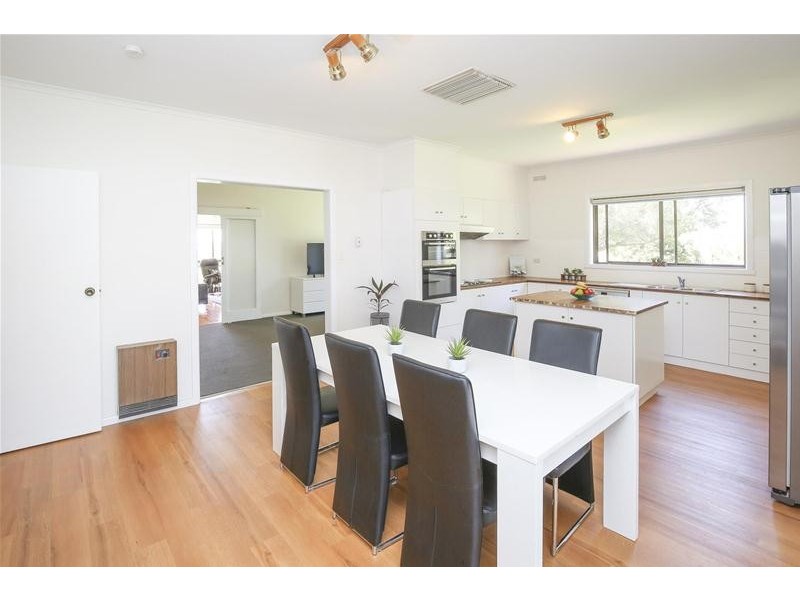 17 McSwains Road, Birdwoodton VIC 3505