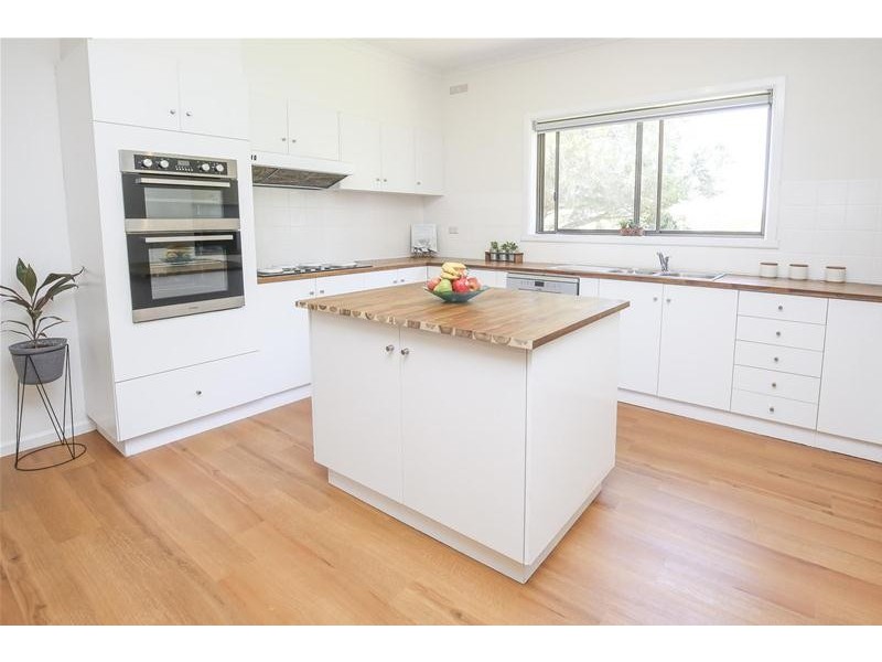 17 McSwains Road, Birdwoodton VIC 3505