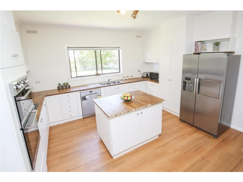 17 McSwains Road, Birdwoodton VIC 3505