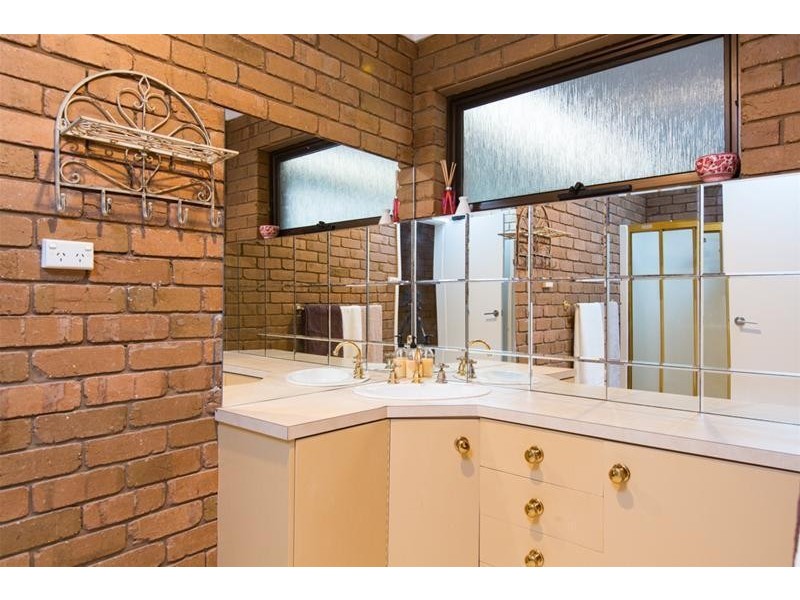 64 Regina Avenue, Cabarita VIC 3505