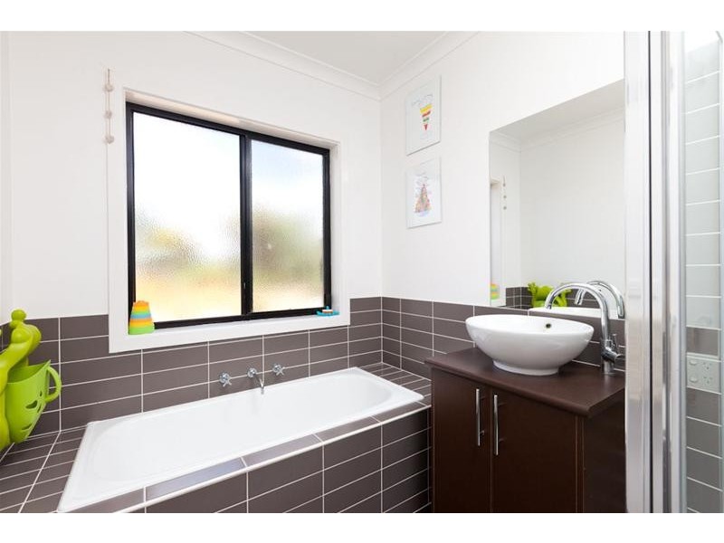 11 Adelong Court, Nichols Point VIC 3501