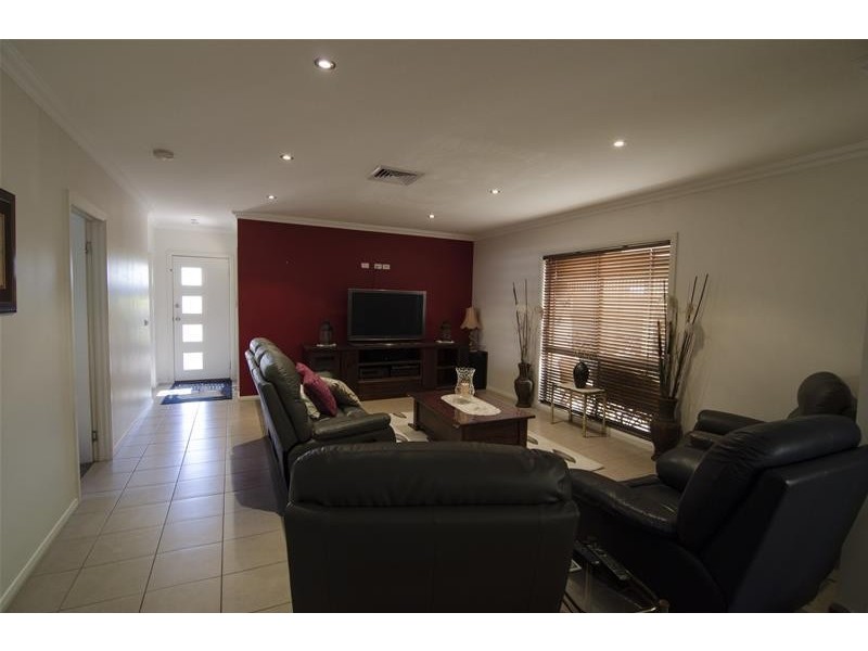 8B Dawn Avenue, Gol Gol NSW 2738