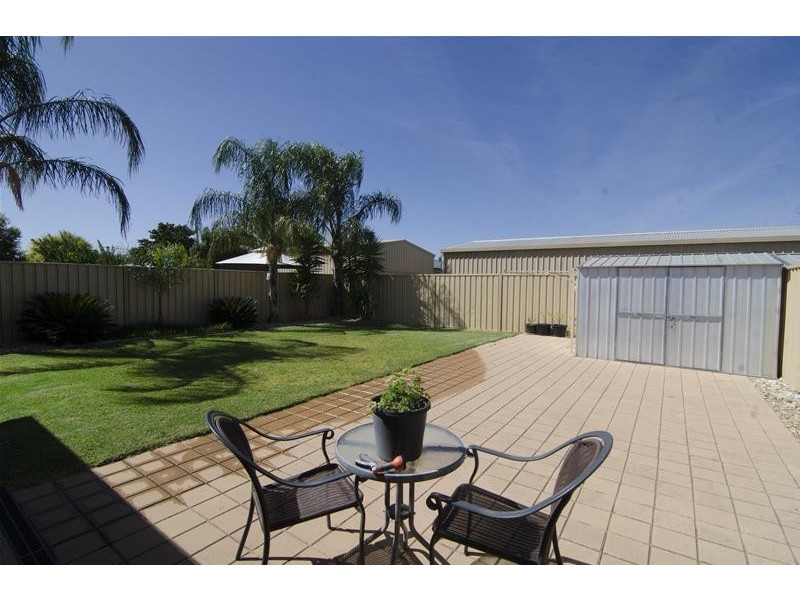 8B Dawn Avenue, Gol Gol NSW 2738