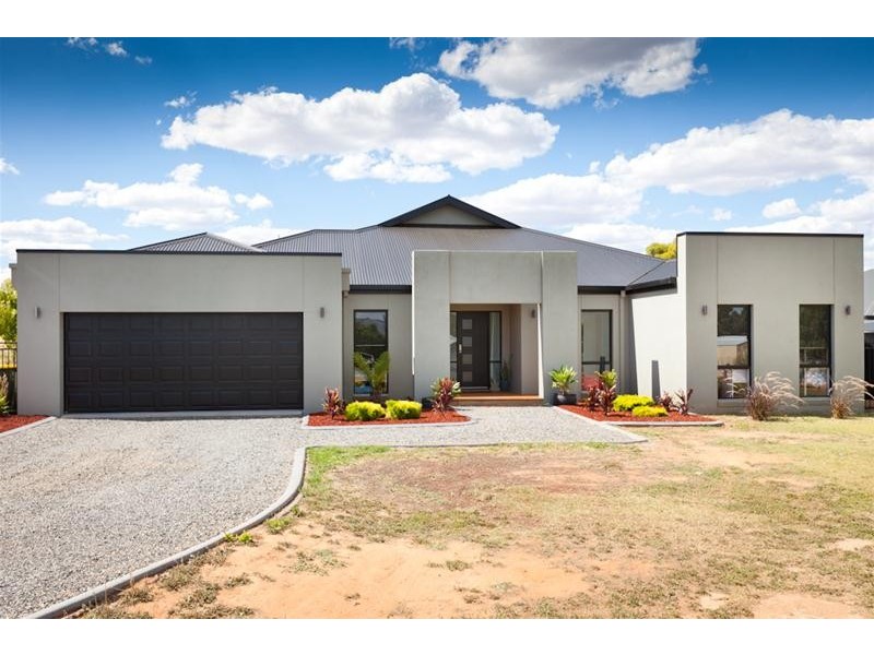 11 Adelong Court, Nichols Point VIC 3501