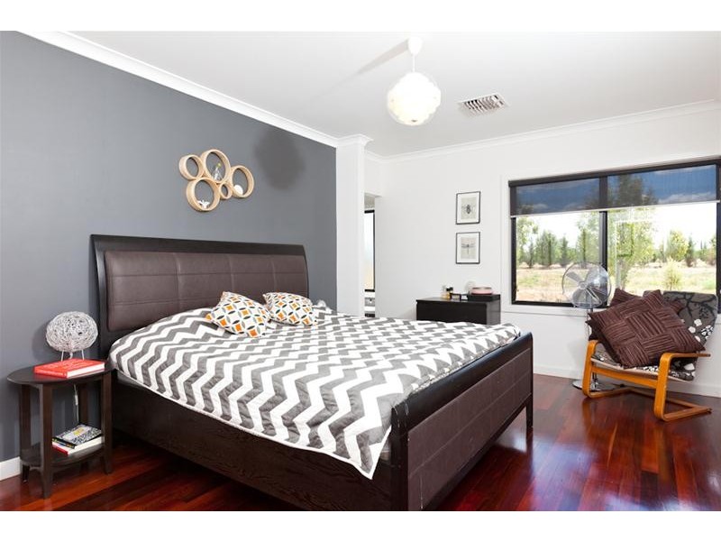 11 Adelong Court, Nichols Point VIC 3501