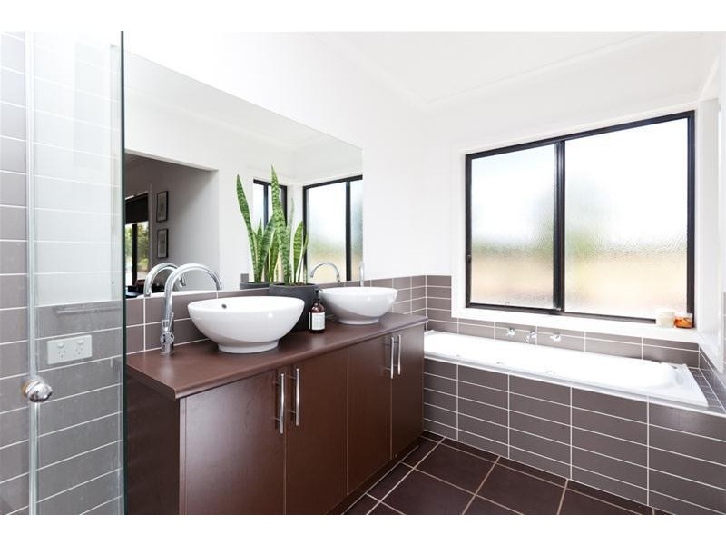 11 Adelong Court, Nichols Point VIC 3501