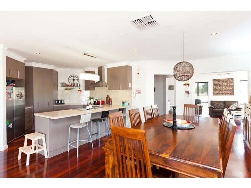 11 Adelong Court, Nichols Point VIC 3501