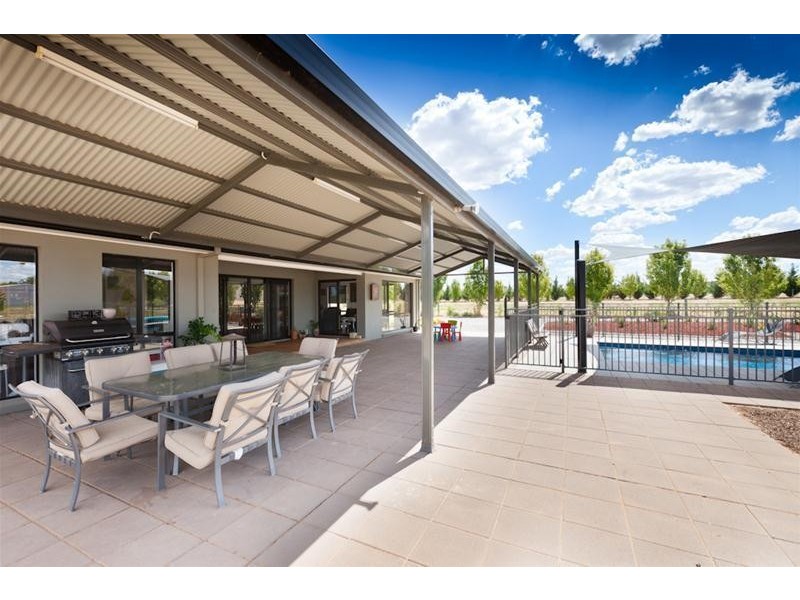 11 Adelong Court, Nichols Point VIC 3501