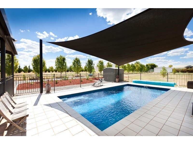 11 Adelong Court, Nichols Point VIC 3501