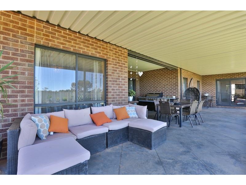 14 Roy Harwood Drive, Irymple VIC 3498