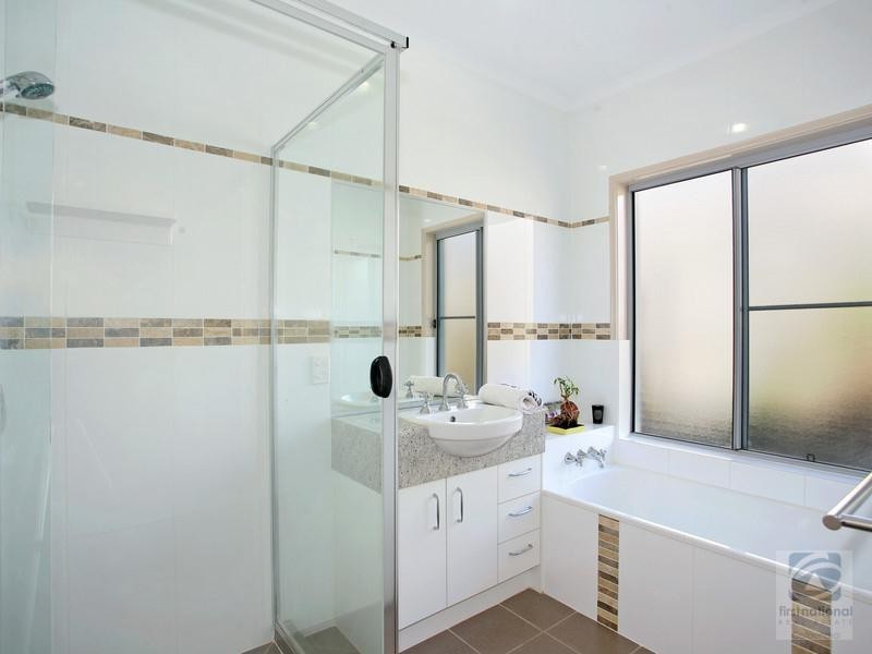 35 Hillview Crescent, Little Mountain QLD 4551