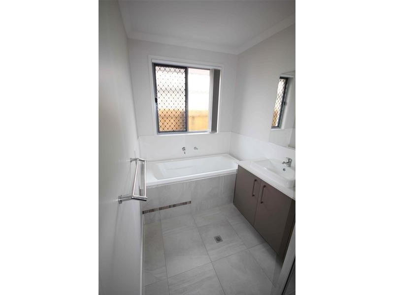 27 Promontory Street, Birtinya QLD 4575