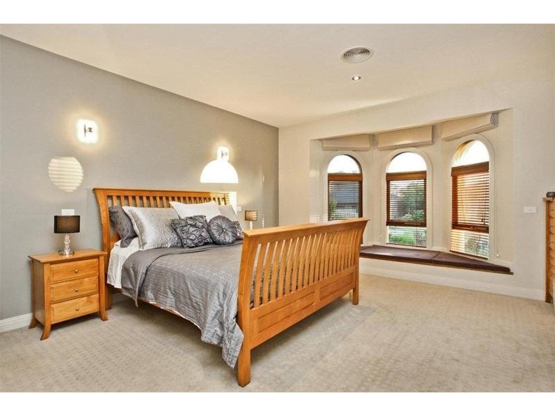 4 Sovereign Way, Hillside VIC 3037