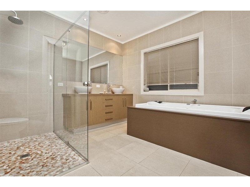 4 Sovereign Way, Hillside VIC 3037