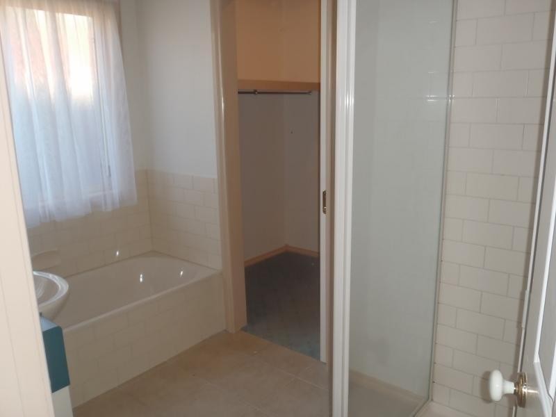 12 Castlemaine Way, Caroline Springs VIC 3023