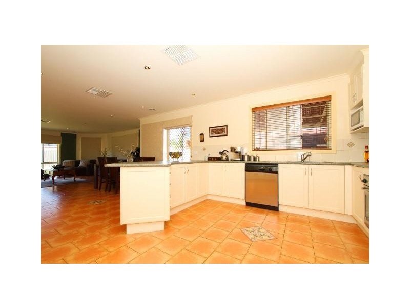 8 Cambridge Crescent, Taylors Lakes VIC 3038