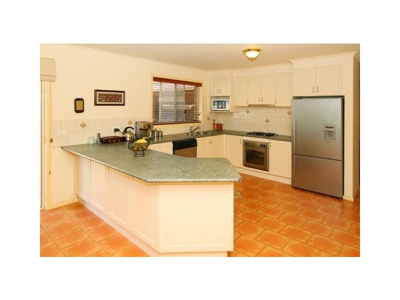 8 Cambridge Crescent, Taylors Lakes VIC 3038