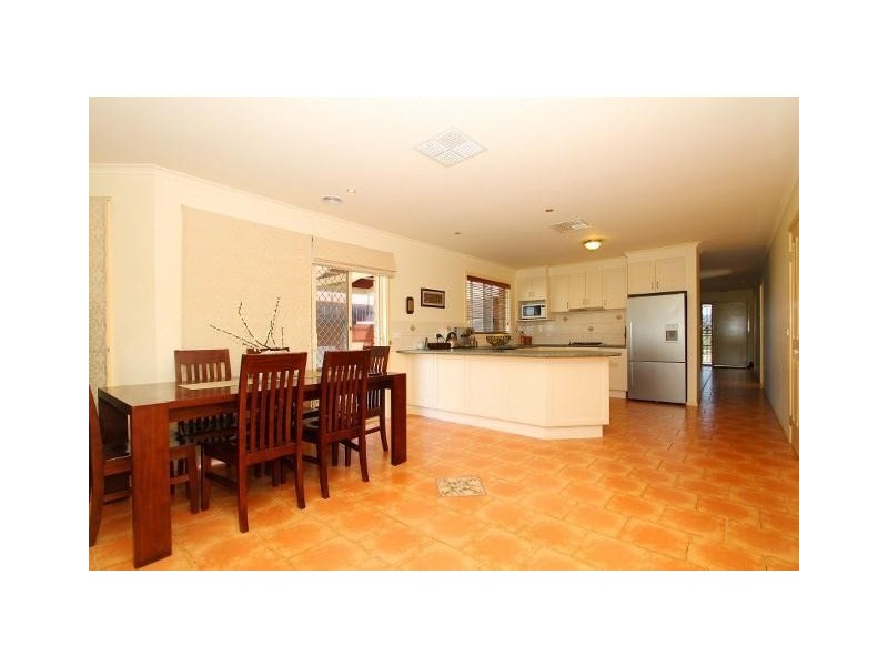 8 Cambridge Crescent, Taylors Lakes VIC 3038