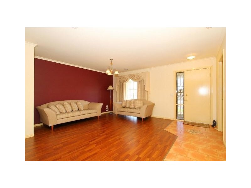 8 Cambridge Crescent, Taylors Lakes VIC 3038