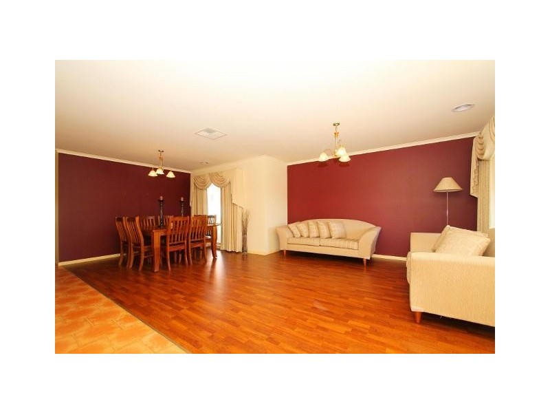 8 Cambridge Crescent, Taylors Lakes VIC 3038