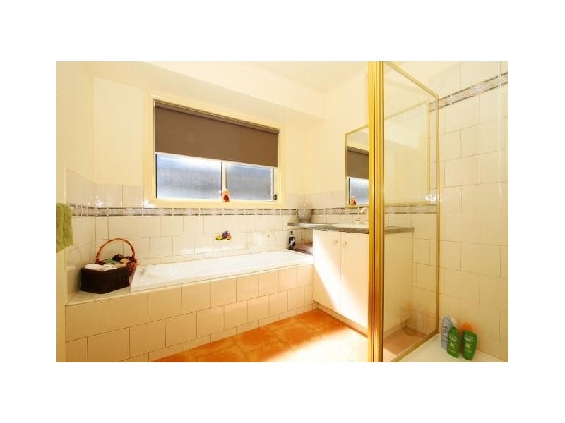 8 Cambridge Crescent, Taylors Lakes VIC 3038