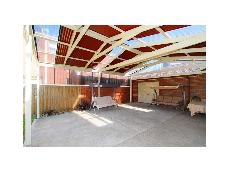 8 Cambridge Crescent, Taylors Lakes VIC 3038