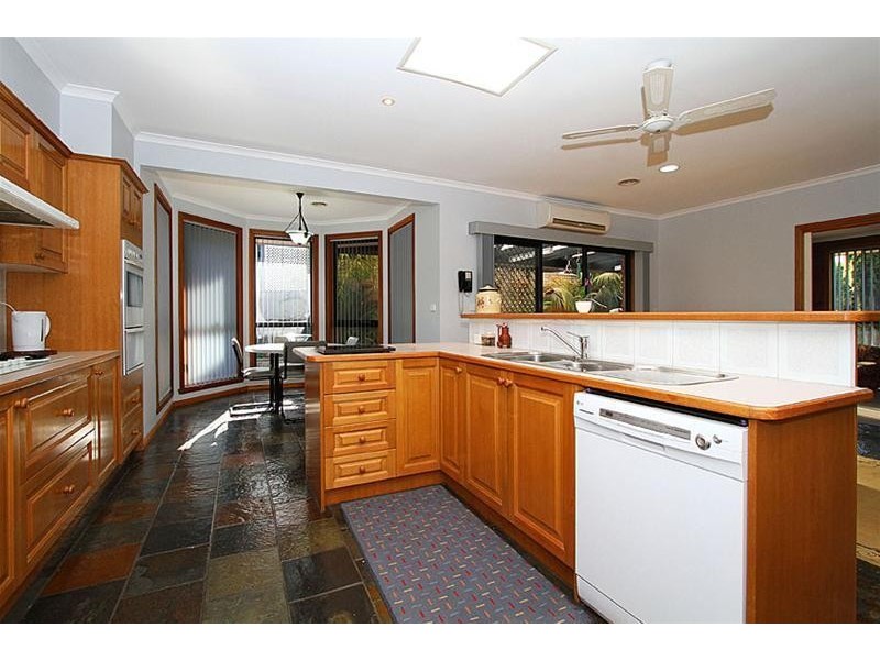 4 Queens Parade, Hillside VIC 3037