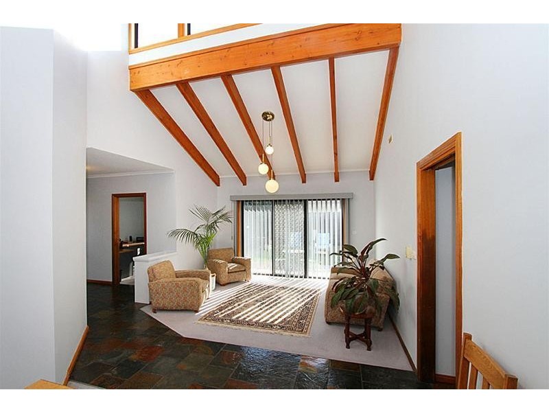 4 Queens Parade, Hillside VIC 3037