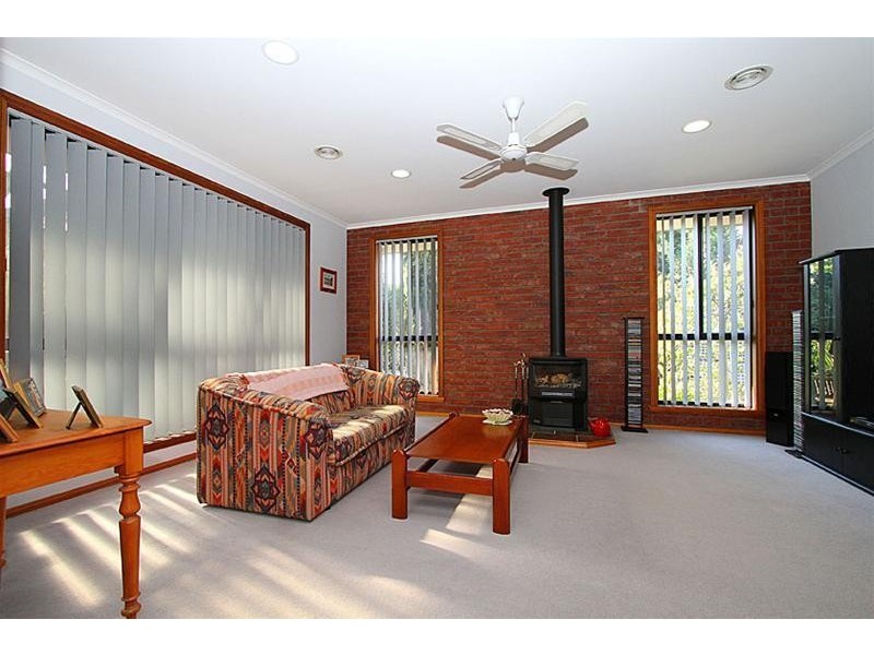 4 Queens Parade, Hillside VIC 3037