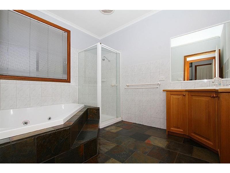 4 Queens Parade, Hillside VIC 3037