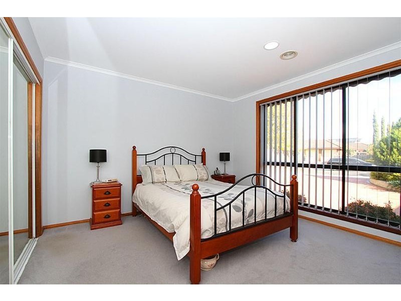 4 Queens Parade, Hillside VIC 3037