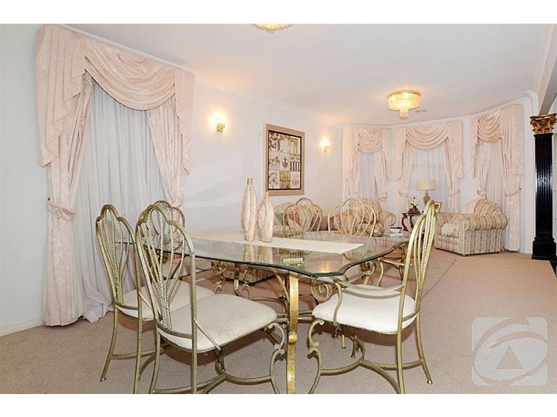 4 Buchanan Court, Taylors Lakes VIC 3038