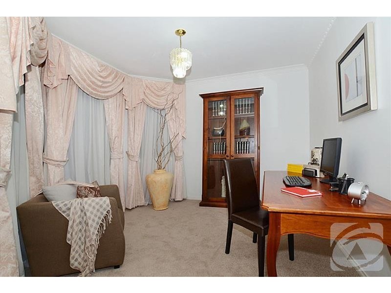 4 Buchanan Court, Taylors Lakes VIC 3038