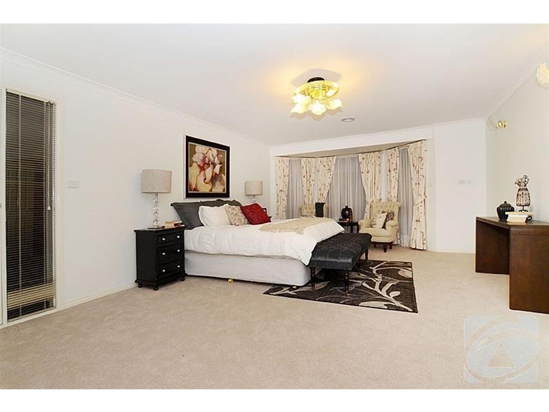 4 Buchanan Court, Taylors Lakes VIC 3038