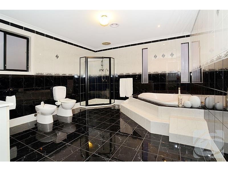 4 Buchanan Court, Taylors Lakes VIC 3038