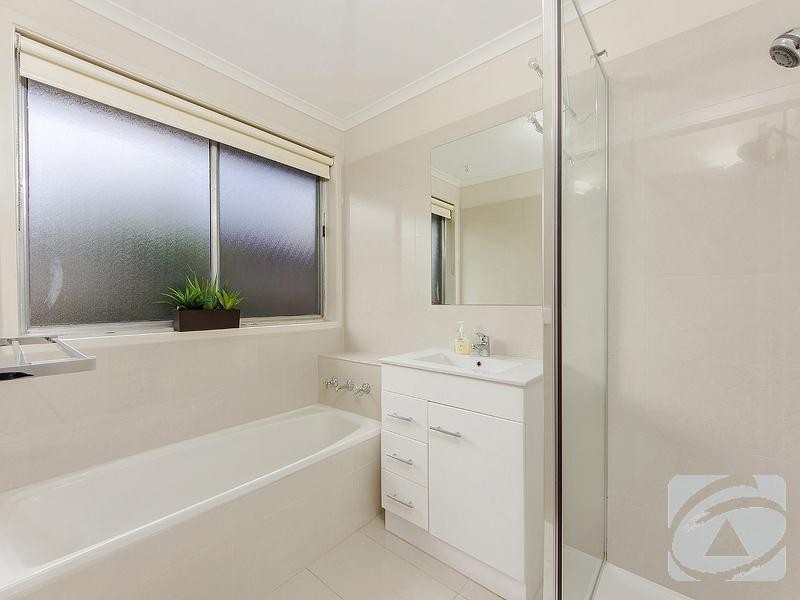 20 Angourie Crescent, Taylors Lakes VIC 3038