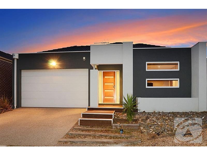 9 Dahlia Drive, Caroline Springs VIC 3023