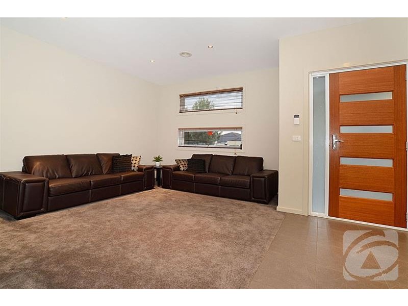 9 Dahlia Drive, Caroline Springs VIC 3023