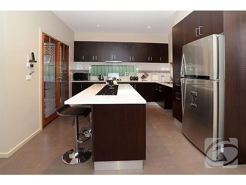 9 Dahlia Drive, Caroline Springs VIC 3023