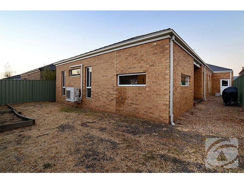 9 Dahlia Drive, Caroline Springs VIC 3023