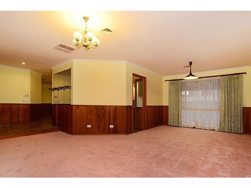 4 Coorong Court, Taylors Lakes VIC 3038