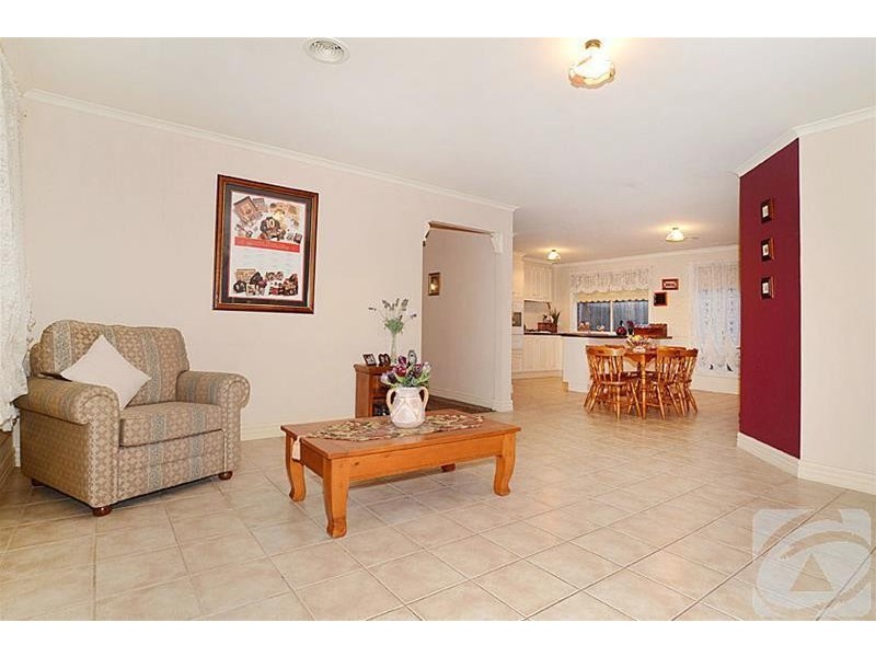 10 Erin Street, Hillside VIC 3037