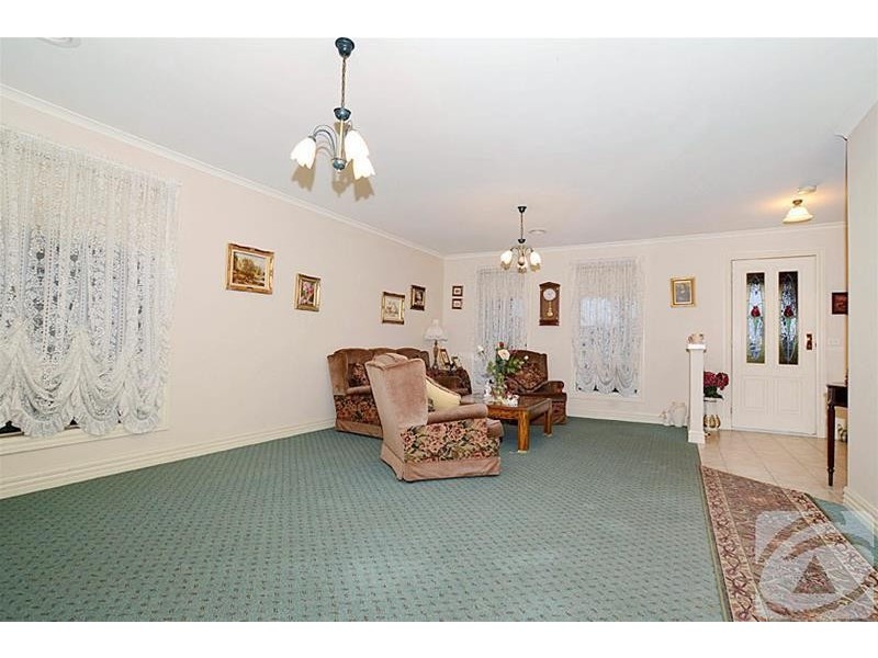 10 Erin Street, Hillside VIC 3037