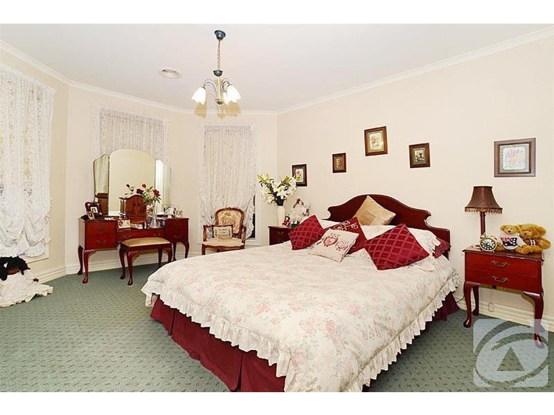 10 Erin Street, Hillside VIC 3037