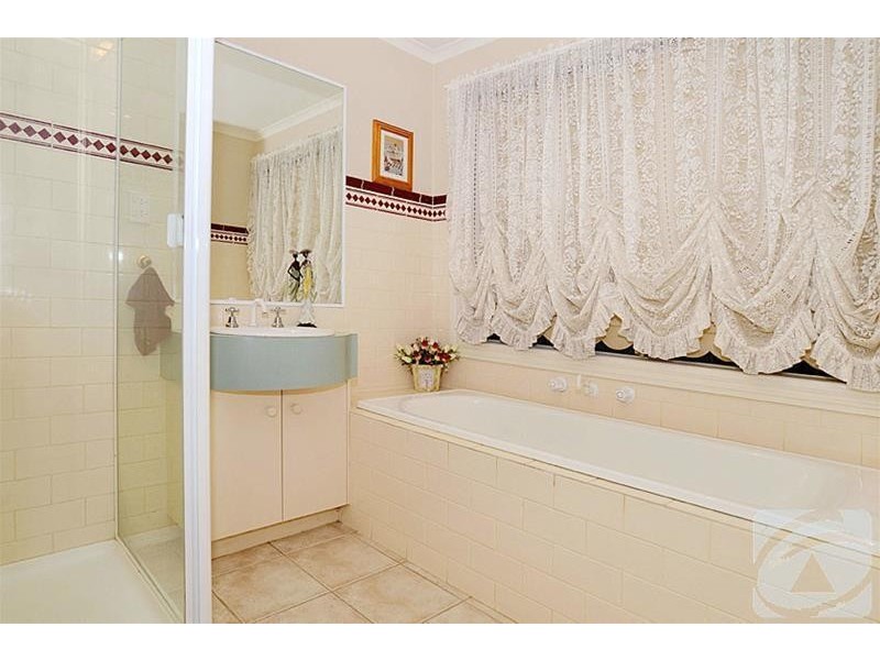 10 Erin Street, Hillside VIC 3037